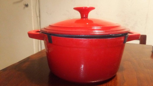 j 21 cm-es, 2 l-es piros zomncozott ntttvas lbos fedvel