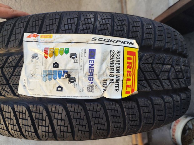 Új 235/60 R18 új pirelli téligumi