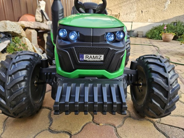 j 24 V-os gyerek elektromos traktor nagy mret !!