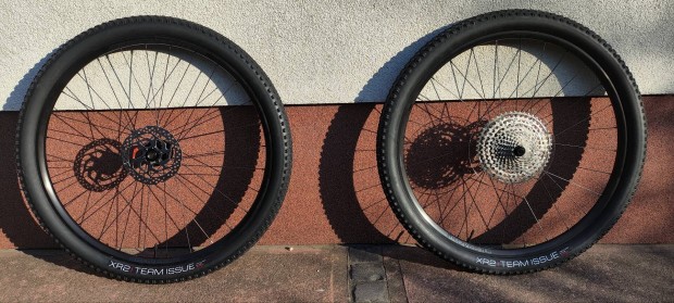 j 29" MTB boost Bontrager kovee tlr kerekek kompletten