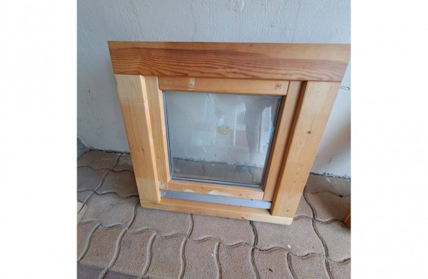 Új 58 x 58 cm-es bukó fa ablak hőszigetelt üvegezéssel