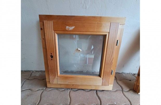 Új 58 x 58 cm-es hőszigetelt üvegezésű fa ablak
