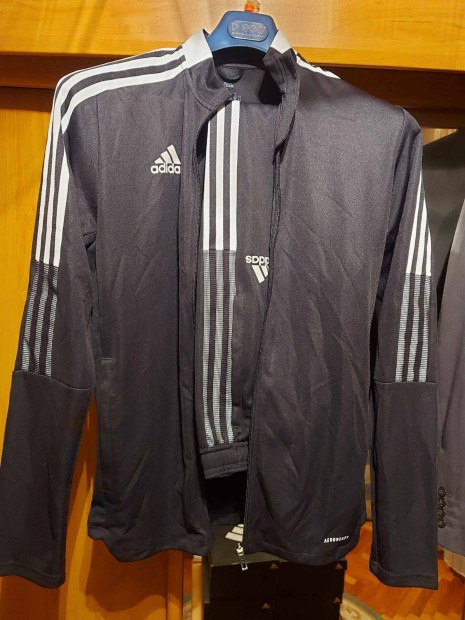 j Adidas melegt