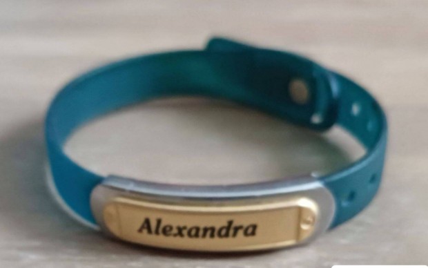 Új Alexandra feliratú kék szilikon karkötő
