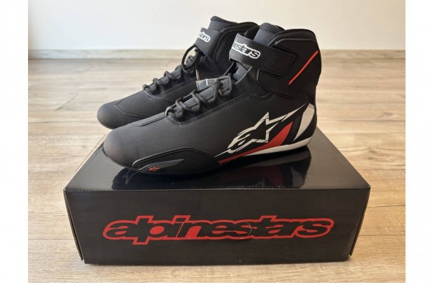�j Alpinestars Sektor BWR, fekete/feh�r/piros motoros cip� (EU 45.5)