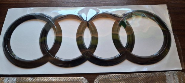 Új Audi embléma és 2DB oldalsó logó