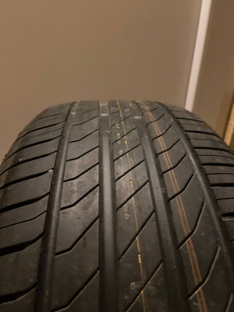 Uj Aut� gumi elado!