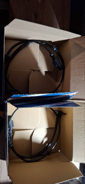 �j Bosch tipus� ABS jelad� Opel g�pj�rm�vekhez.