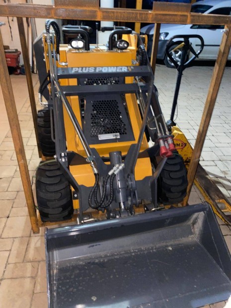 Új Briggs motoros homlokrakodó rakodógép 4, 2M helyett 2.190-ért