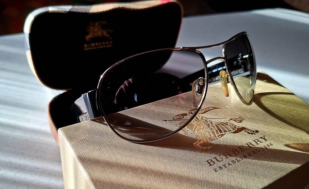 �j Burberry napszem�veg.