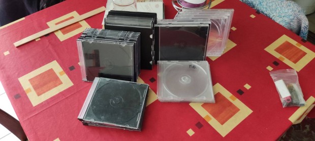 Új CD -tok fekete -fehér színben 77 db eladó