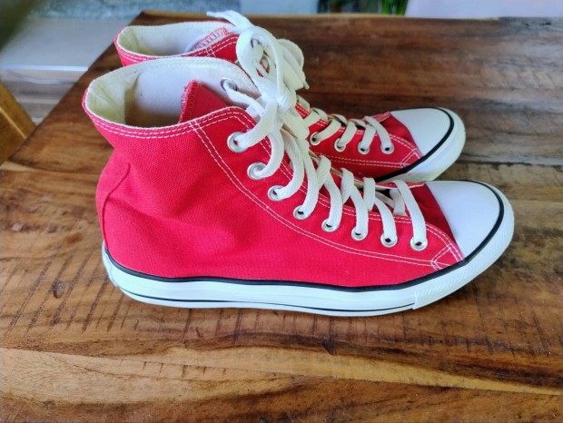 j Converse piros, 42,5 mretben