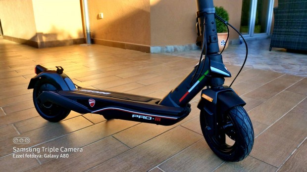 j Ducati Pro III Evo Elektromos roller Ingyen posta