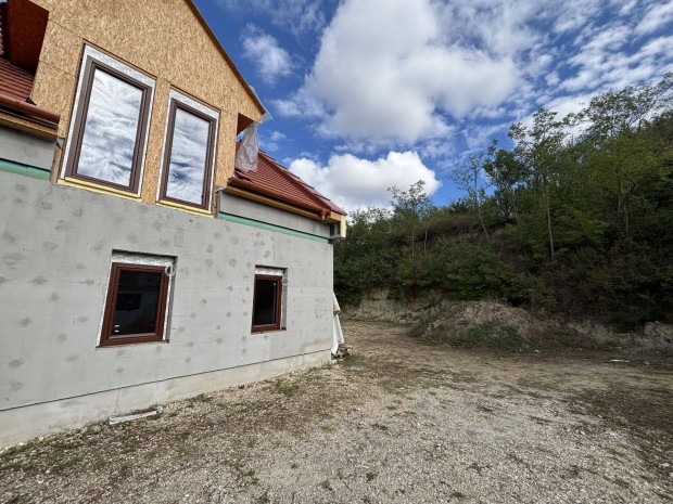 �j �p�t�s�, Panor�m�s Csal�di H�z