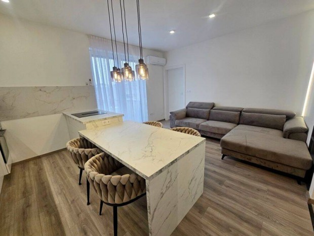 �j �p�t�s� t�rsash�zban, nappali + 1 szob�s lak�s B�torozva kiad�!