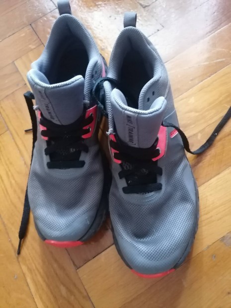 j Eredeti frfi Nike training 44 cip Adidas ingyenes szlltssal 