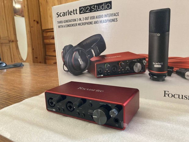 j Focusrite Scarlett 2i2 3rd gen hangkrtya - dobozban