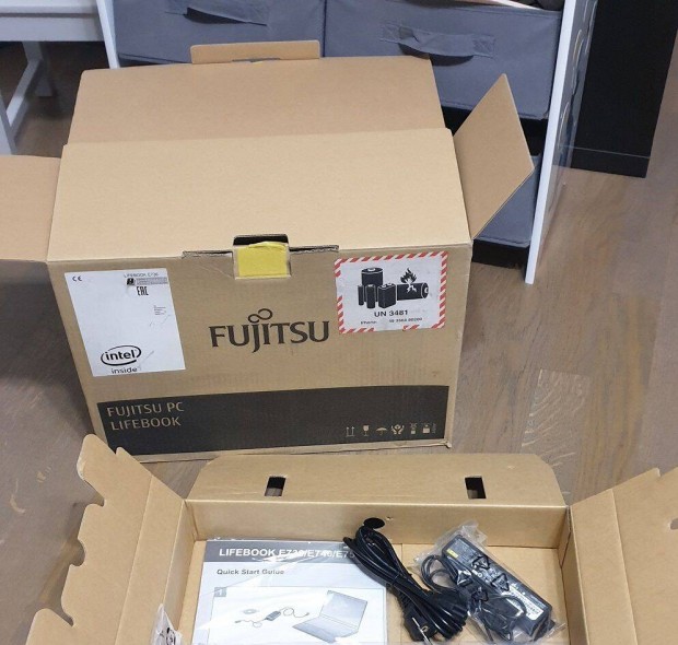 j Fujitsu E736 i7 notebook, 13,3" Full HD, SSD, fm burkolat