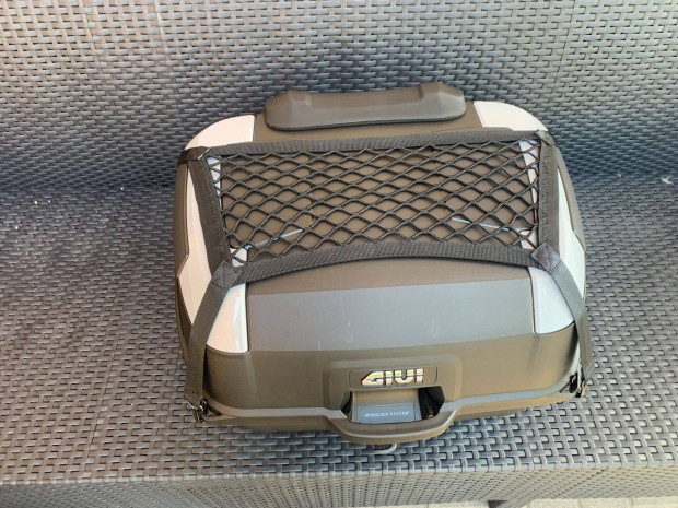 j Givi 45 literes doboz httmlval, platnival