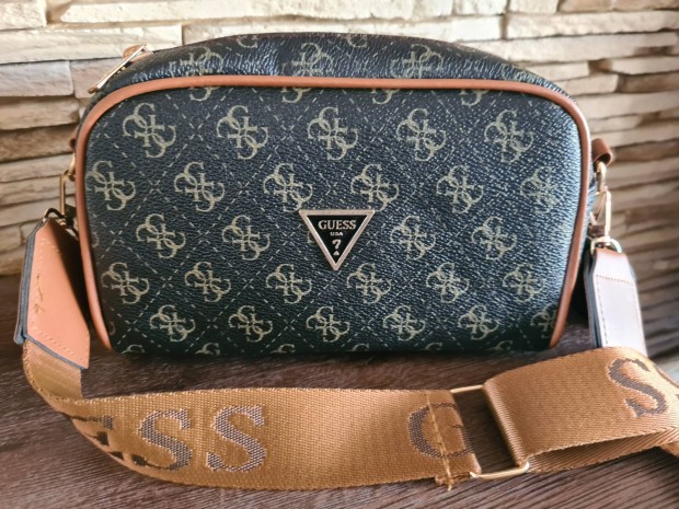 j Guess ni monogram oldaltska/crossbody 