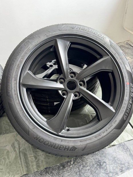 �j Gy�ri Tesla Model Y - Juniper ny�ri szett 255/45/19 