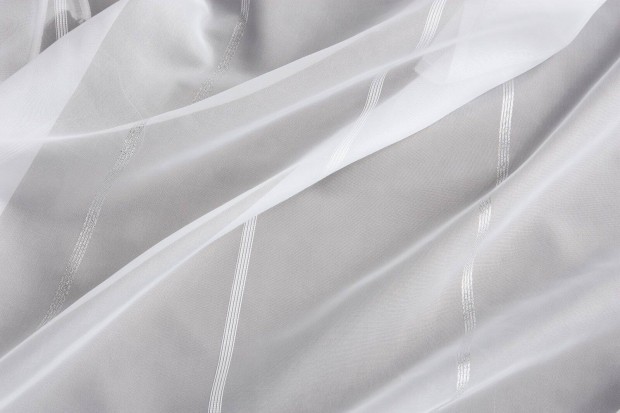 Új Hófehér és ekrü alapon ezüst csíkos voile függöny (8m x180cm)