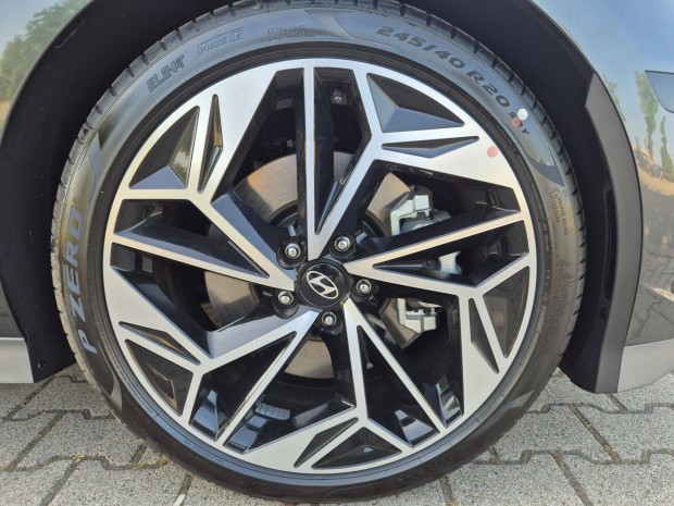 j Hyundai Ioniq 6 20"-os alufelni Pirelli P Zero gumikkal