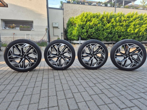 Új Hyundai Ioniq 6 20"-os alufelni Pirelli P Zero gumikkal