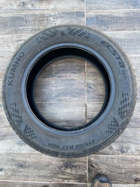 �j Kumho Ecsta 215/60 R17 ny�ri gumi (4 darab)