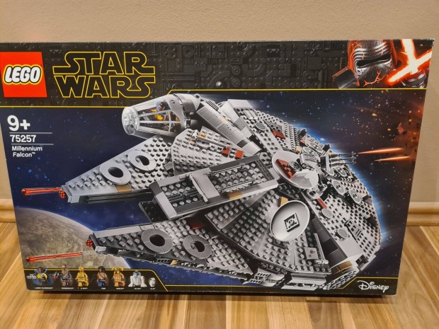 j LEGO Star Wars: Millennium Falcon 75257