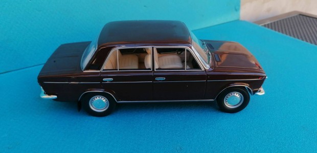 j Lada 2103 Ezercsi Fm autmodel 1:18 Mretben