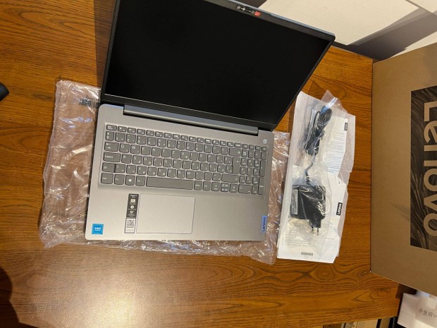 j Lenovo Ideapad 3 15ITL6 laptop