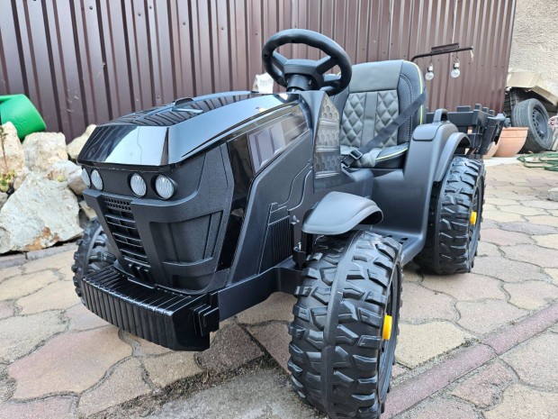 �j Nagym�ret� elektromos traktor p�tkocsival gumi kerekekkel b�r �l�s