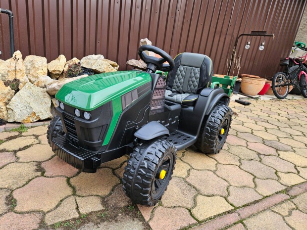 �j Nagym�ret� elektromos traktor p�tkocsival gumi kerekekkel b�r �l�ss
