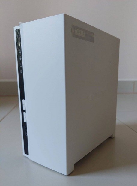 j Qnap TS-233 NAS elad