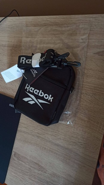 Új Reebok férfi válltáska