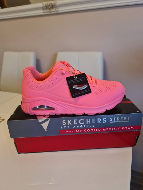 j Skechers ni cip! 38 