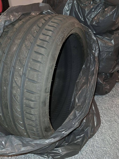 �j Taurus ny�ri gumi 235/35 r19
