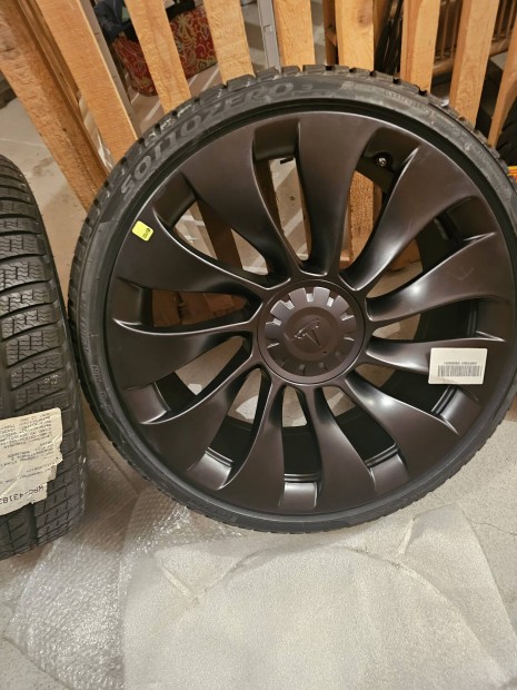 j Tesla 20-as Model 3 berturbine Pirelli SZ 3 Tli garnitra 