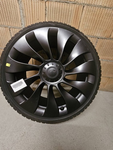 j Tesla Model 3 berturbine Pirelli Sz 03 Tli gumival