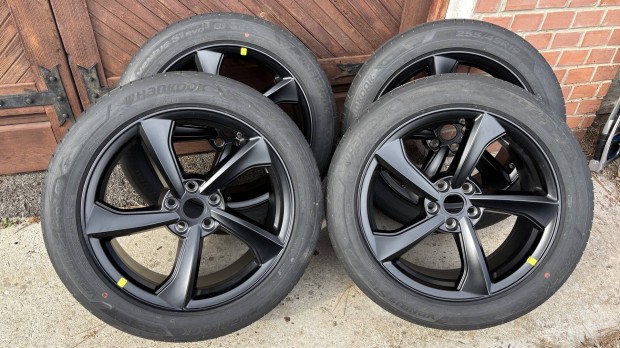 �j Tesla Y Juniper kerekek