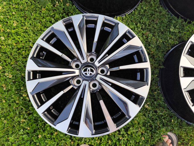 Új Toyota Corolla auris avensis Yaris Cross gyári alufelni 5x114,3 17"