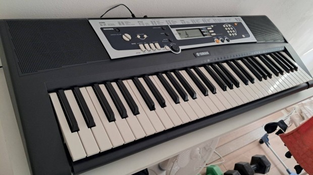 j Yamaha Ypt-210 szintetiztor zongora midi csatlakozs is van