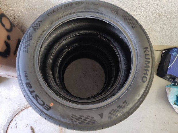 Új (100km-t futott) Kumho 215/55 R18 nyári gumi szett (Gyári Hyundai )