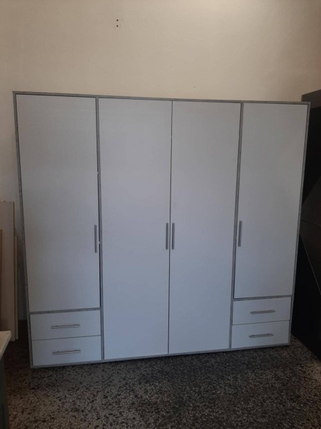 Új, 205 cm széles, 200 cm magas gardrób szekrény, ár alatt eladó