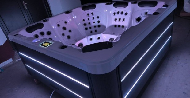 Új, 5 személyes jakuzzi