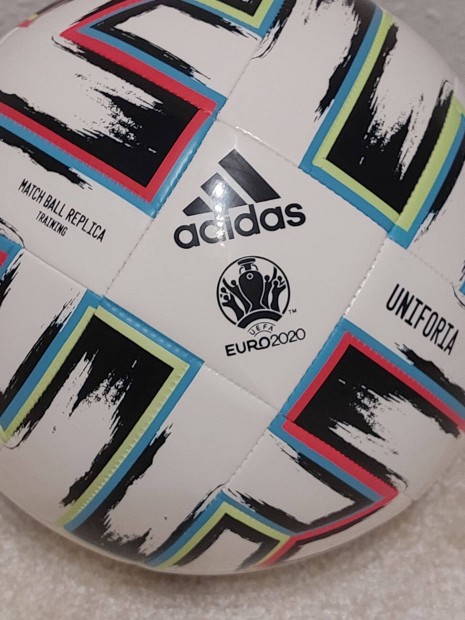 j! Adidas Uniforia EURO 2020 Focilabda, UEFA Labda