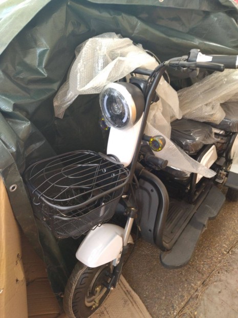 j, Elektromos moped ron alul elad