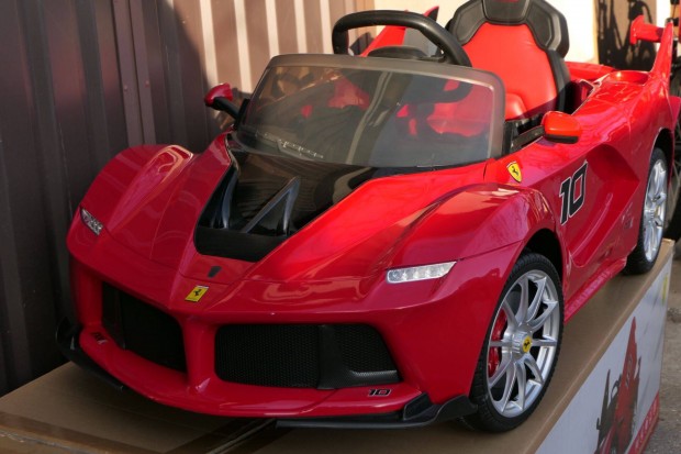 Új! Ferrari elektromos kisautó, autó 12V távirányítóval (3-8 év)