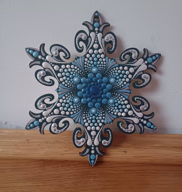 j! Francia hpehely mandala dsztssel, kzzel festett 15cm